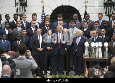 Le président Donald Trump se félicite de Super Bowl LI Champions les New England Patriots à la Maison Blanche à Washington, le 19 avril 2017. Au moins sept joueurs, y compris le quart-arrière Tom Brady, sauté la visite que vient le jour ex Patriot tight end s'est pendu en prison alors qu'il purge une peine de prison à vie pour meurtre. Photo par Kevin Dietsch/UPI Banque D'Images