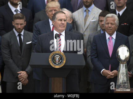 New England Patriots Bill Belichick prononce une allocution, lors d'une cérémonie où le Président Donald Trump a récompensé les Champions du Super Bowl LI New England Patriots à la Maison Blanche, à Washington, D.C. le 19 avril 2017. Au moins sept joueurs, y compris le quart-arrière Tom Brady, sauté la visite que vient le jour ex Patriot tight end s'est pendu en prison alors qu'il purge une peine de prison à vie pour meurtre. Photo par Kevin Dietsch/UPI Banque D'Images