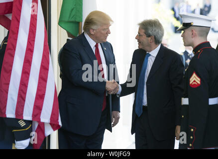 Le président Donald Trump accueille le Premier ministre italien Paolo Gentiloni à la Maison Blanche à Washington, le 20 avril 2017. Photo par Kevin Dietsch/UPI Banque D'Images