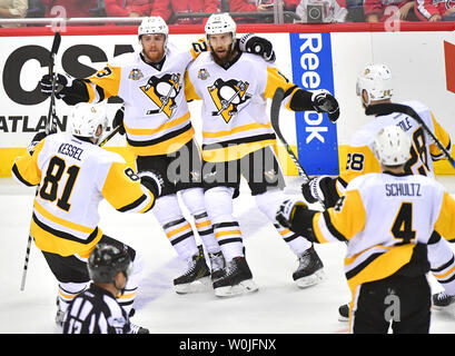 Les Penguins de Pittsburgh Center Nick Bonino (13) célèbre avec ses coéquipiers après avoir marqué contre les Capitals de Washington dans la troisième période de la demi-finale de conférence de l'Est au Verizon Center à Washington, D.C. le 27 avril 2017. Photo par Kevin Dietsch/UPI Banque D'Images