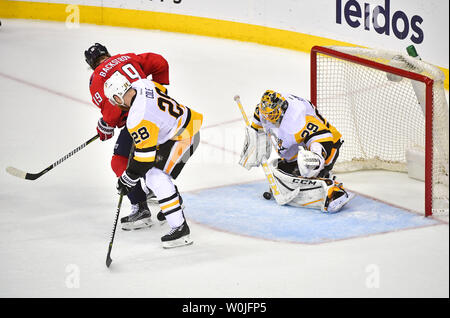 Le gardien Marc-andré Fleury des Penguins de Pittsburgh (29) fait une sauvegarde dans les Capitals de Washington Nicklas Backstrom centre (19) en tant que défenseur des Penguins de Pittsburgh Ian Cole (28) joue la défense, dans la troisième période de la demi-finale de conférence de l'Est au Verizon Center à Washington, D.C. le 27 avril 2017. Photo par Kevin Dietsch/UPI Banque D'Images