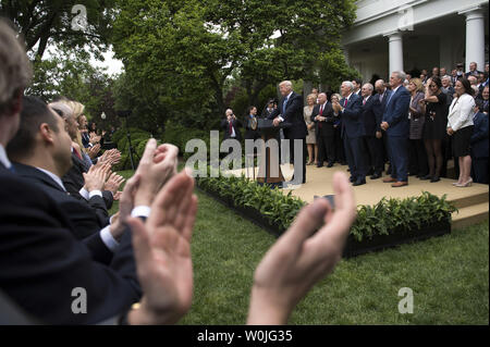 Les membres de l'auditoire applaudir comme président Donald Trump parle sur la Chambre du projet de loi républicaine pour faire reculer la Loi sur les soins abordables, à la Maison Blanche, à Washington, D.C. le 4 mai 2017. La Loi sur les soins de santé américain a été adopté à la Chambre avec un vote de 217-213 vote. Il va maintenant passer au Sénat. Photo par Kevin Dietsch/UPI Banque D'Images