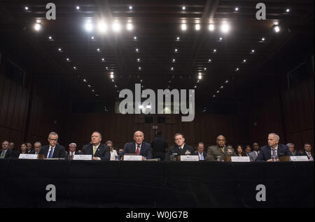 De gauche à droite, Andrew McCabe, Directeur par intérim du Federal Bureau of Investigation (FBI), Michael Pompeo, Directeur de la Central Intelligence Agency (CIA), Dan Coats, directeur du Renseignement National (DNI), l'amiral Michael Rogers, Directeur de la National Security Agency (NSA), le Lieutenant-général Vincent Stewart, directeur de la Defense Intelligence Agency (DIA), et Robert Cardillo, Directeur de la National Geospatial-Intelligence Agency (NGA), de témoigner lors d'une audience du comité de renseignement du Sénat sur les menaces à l'échelle mondiale, sur la colline du Capitole à Washington, D.C. le 11 mai 2017. Photo par Ke Banque D'Images