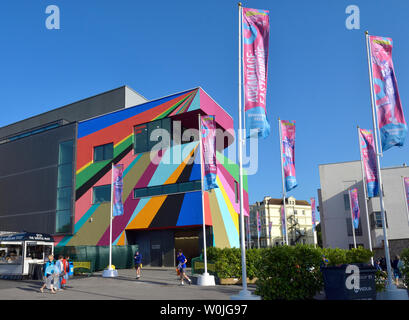 Eastbourne, England, UK. 27 juin 2019. Ciel bleu sur la nouvelle Galerie Towner peint - Multi-couleur murale abstraite par Lothar Gotz pour célébrer le 10e anniversaire de la galerie. Banque D'Images