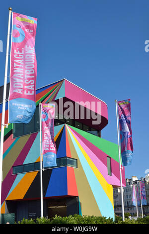 Eastbourne, England, UK. 27 juin 2019. Ciel bleu sur la nouvelle Galerie Towner peint - Multi-couleur murale abstraite par Lothar Gotz pour célébrer le 10e anniversaire de la galerie. Banque D'Images