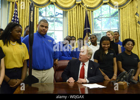 Le président Donald Trump se félicite de la victoire de l'école les enfants de l'École Centre Chrétien de Charlotte (Caroline du Nord, pour le bureau ovale à la Maison Blanche, le 12 mai 2017 à Washington, les étudiants ont conçu la fusée assis sur son bureau, qu'ils ont appelé "Trump", lors d'une compétition. Photo de Mike Theiler/UPI Banque D'Images