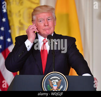 Le président Donald Trump écoute une question lors d'une conférence de presse conjointe avec le président Juan Manuel Santos de la Colombie dans l'East Room à la Maison Blanche, à Washington, D.C. le 18 mai 2017. Photo par Kevin Dietsch/UPI Banque D'Images