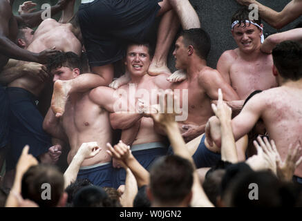 L'Aspirant de travailler ensemble au cours de la montée au Monument Herndon United States Naval Academy à Annapolis (Maryland) le 22 mai 2017. L'Aspirant de Joe McGraw, de Rockford, Illinois, a placé l'upperclassman hat le sommet du monument après 2 heures, 21 minutes et 21 secondes. La montée est le monument Herndon aboutissement traditionnel de l'année plebe, ou la première année, à l'académie navale des États-Unis. La classe doit travailler ensemble pour extraire une plèbe 'Dixie blanc cup' chapeau du monument et le remplacer par un chapeau d'upperclassman. Photo par Kevin Dietsch/UPI Banque D'Images