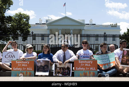 Militant de l'Immigration protester contre l'Administration d'Atout immigrante illégale du plan de déportation à la Maison Blanche à Washington, D.C., le 1 juin 2017. Photo par Kevin Dietsch/UPI Banque D'Images