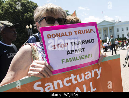 Militant de l'Immigration protester contre l'Administration d'Atout immigrante illégale du plan de déportation à la Maison Blanche à Washington, D.C., le 1 juin 2017. Photo par Kevin Dietsch/UPI Banque D'Images