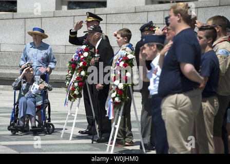 Les anciens combattants de la Seconde Guerre mondiale, des militaires actifs et membres des Boy Scouts de participer à une cérémonie de dépôt de gerbes au Monument commémoratif de la Seconde Guerre mondiale au cours d'une cérémonie en l'honneur du 73e anniversaire du jour, à Washington, D.C. le 6 juin 2017. Photo Kevin Dietsch/UPI Banque D'Images