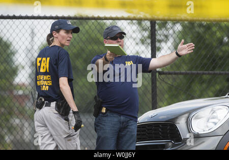 L'équipe d'intervention d'éléments de preuve du FBI enquêter sur près de Simpson Zone où un homme armé a ouvert le feu lors d'un GOP de base-ball, à Alexandria, en Virginie, le 14 juin 2017. Chambre Whip majorité Steve Scalise et au moins trois autres ont été tués au cours de la pratique, la police et les témoins ont dit. Photo par Molly Riley/UPI Banque D'Images