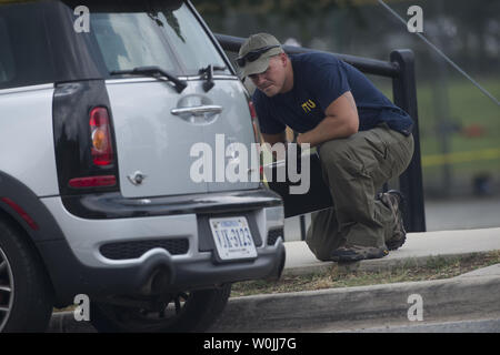 Les enquêteurs recherchent des preuves au près de Simpson Zone où un homme armé a ouvert le feu lors d'un GOP de base-ball, à Alexandria, en Virginie, le 14 juin 2017. Chambre Whip majorité Steve Scalise et au moins trois autres ont été tués au cours de la pratique, la police et les témoins ont dit. Photo par Molly Riley/UPI Banque D'Images