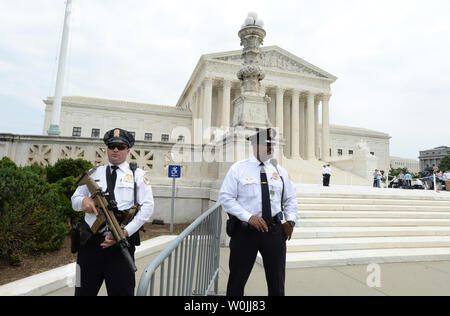 Cour suprême des policiers montent la garde à l'extérieur de la Cour suprême où la nouvelle justice, Neil Gorsuch devrait avoir une photo-op avec le Juge en chef John Roberts, à la Cour suprême à Washington, DC Le 15 juin 2017. Photo de Pat Benic/UPI Banque D'Images