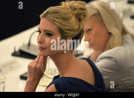 La fille de Donald Trump Président Ivanka Trump est à l'écoute de remarques à un conseil de la technologie, de discussion en table ronde avec Ginni Rometty IMB-directeur général, à la Maison Blanche, le 19 juin 2017, à Washington, DC. De l'administration ont accueilli les premiers dirigeants de sociétés comme Apple, top tech, alphabet, Amazon et Microsoft. Photo de Mike Theiler/UPI Banque D'Images