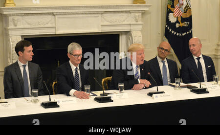 Le président Donald Trump (C) permet d'ouvrir les commentaires comme (L-R)-fils et conseiller Jared Kushner, PDG d'Apple Tim Cook, CEO de Microsoft, Satya Nadella et PDG d'Amazon Jeff Bezos écouter lors d'une table ronde du Conseil de la technologie américaine, à la Maison Blanche, le 19 juin 2017, à Washington, DC. De l'administration ont accueilli les premiers dirigeants de sociétés comme Apple, top tech, alphabet, Amazon et Microsoft. Photo de Mike Theiler/UPI Banque D'Images