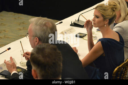 La fille de Donald Trump Président Ivanka Trump (L) est à l'écoute de remarques par Eric Schmidt, Président exécutif de l'Alphabet (R) au cours d'une discussion en table ronde du Conseil de la technologie américaine, à la Maison Blanche, le 19 juin 2017, à Washington, DC. De l'administration ont accueilli les premiers dirigeants de sociétés comme Apple, top tech, alphabet, Amazon et Microsoft. Photo de Mike Theiler/UPI Banque D'Images