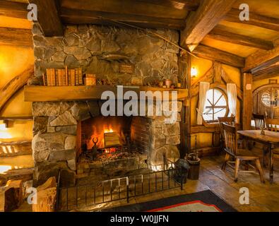 Feu dans la cheminée, de l'intérieur photo, bar Le Green Dragon Inn, Hobbiton de Shire, lieu de tournage pour le Seigneur des Anneaux et Le Hobbit Banque D'Images