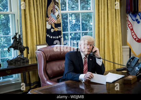 Le président Donald Trump attend de parler avec le premier ministre Leo Varadkar de l'Irlande par téléphone dans le bureau ovale à la Maison Blanche le 27 juin 2017 à Washington, DC. Trump a fait l'appel pour féliciter le nouveau premier ministre et actuel premier ministre. Le chef du Fine Gael, le Parti Varadkar a été élu à la suite du départ à la retraite d'Enda Kenny. Photo par Pete Marovich/UPI Banque D'Images