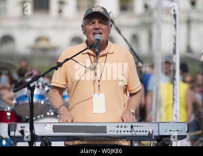 Bruce Johnston des Beach Boys effectue lors d'une répétition pour le quatrième jour de l'indépendance un concert sur le National Mall à Washington, D.C. le 3 juillet 2017. Le concert sera diffusée en direct demain soir sur PBS dans le cadre de la Journée de l'indépendance nationale célébration d'artifice sur le National Mall. Photo par Kevin Dietsch/UPI Banque D'Images