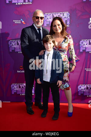 Gloria et Emilio Estefan et petit-fils Sasha arrivant pour la presse pour la nuit sur vos pieds ! Au London Coliseum, le centre de Londres. Banque D'Images