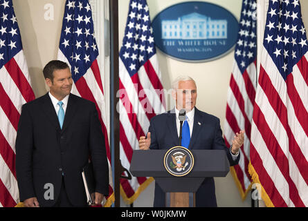 Vice-président Mike Pence prononce une allocution à la première réunion de la Commission consultative présidentielle sur l'intégrité d'une élection à l'Eisenhower Executive Office Building à Washington, D.C. le 19 juillet 2017. La Commission bipartisane mis en place par le Président Trump est conçu pour examiner les allégations de fraude électorale, inscriptions non conformes, et d'empêcher des électeurs. Pence a été rejoint par Vice-président de la Commission Kris Kobach, Secrétaire d'État du Kansas. Photo par Kevin Dietsch/UPI Banque D'Images