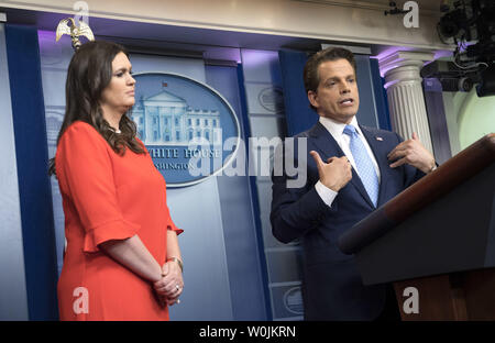 Nouveau directeur des Communications de la Maison Blanche a annoncé Anthony Scaramucci parle aux côtés de nouveau Secrétaire de presse de la Maison Blanche Sarah Sanders Huckabee au cours de la conférence de presse quotidienne à la Maison Blanche, à Washington, D.C. le 21 juillet 2017. Premier Adjoint du Secrétaire de presse de la Maison Blanche Sarah Huckabee Sanders est promu secrétaire de presse comme actuel Secrétaire Sean Spicer a annoncé sa démission aujourd'hui. Photo par Kevin Dietsch/UPI Banque D'Images