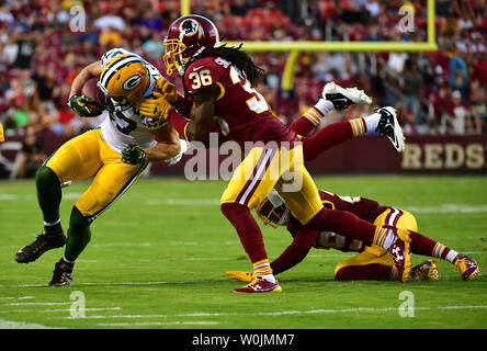 Green Bay Packers Jordy Nelson apporte dans la passe contre les Redskins de Washington dans le premier trimestre à FedEx Field à Landover, Maryland le 19 août 2017. Photo par Kevin Dietsch/UPI Banque D'Images