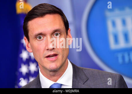 White House Homeland Security Advisor Tom Bossert parle à la presse au sujet de l'ouragan l'Administration du plan de réaction Harvey, à la Maison Blanche, à Washington, D.C. le 25 août 2017. Harvey est projetée à toucher terre dès ce soir comme un ouragan de catégorie 3. Photo par Kevin Dietsch/UPI Banque D'Images