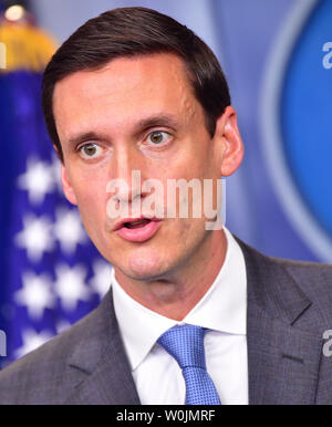 White House Homeland Security Advisor Tom Bossert parle à la presse au sujet de l'ouragan l'Administration du plan de réaction Harvey, à la Maison Blanche, à Washington, D.C. le 25 août 2017. Harvey est projetée à toucher terre dès ce soir comme un ouragan de catégorie 3. Photo par Kevin Dietsch/UPI Banque D'Images