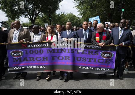 Le révérend Al Sharpton dirige le 1 000 ministres de la Justice mars près de la National Mall en l'honneur du 54e anniversaire de Martin Luther King Jr.'s Marche sur Washington, à Washington, D.C. le 28 août 2017. Le clergé a mars et les chefs religieux ensemble d'appeler l'attention sur la lutte continue pour les droits civils aux États-Unis. Photo par Kevin Dietsch/UPI Banque D'Images