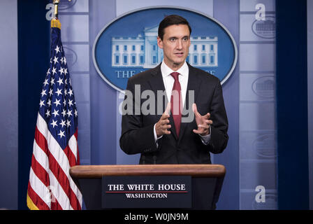 Tom Bossert, White House Homeland Security Advisor, fournit une mise à jour sur l'Ouragan Irma au cours de la Maison blanche d'information quotidienne à la Maison Blanche, à Washington, D.C. le 8 septembre 2017. Photo par Kevin Dietsch/UPI Banque D'Images