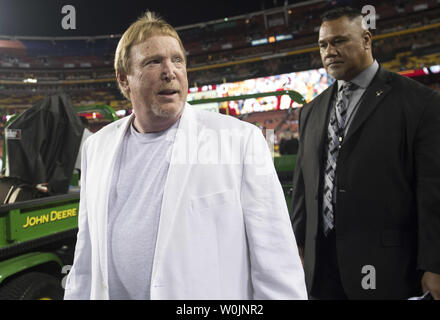 Oakland Raiders Propriétaire Mark Davis promenades sur le terrain avant les Raiders match contre les Redskins de Washington, à FedEx Field à Landover, Maryland le 24 septembre 2017. Photo par Kevin Dietsch/UPI Banque D'Images
