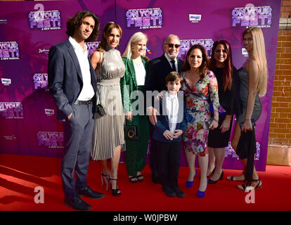 Gloria et Emilio Estefan et leur famille arrivant pour la presse pour la nuit sur vos pieds ! Au London Coliseum, le centre de Londres. Banque D'Images