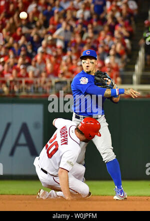 Cubs de Chicago le deuxième but Javier Baez touche des Nationals de Washington Ryan Zimmerman après forçage Daniel Murphy (20) pour un double jeu dans la quatrième manche de jeu 1 de la NLDS au Championnat National Park de Washington, D.C. le 6 octobre 2017. Les Cubs défait le tiers 3-0. Photo par Kevin Dietsch/UPI Banque D'Images