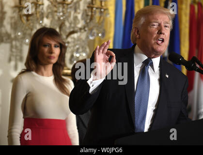 Le président Donald Trump (R) fait de commentaires lors d'un événement en l'honneur du Mois du patrimoine hispanique, en tant que première dame Melania Trump montres, dans l'East Room de la Maison Blanche, le 6 octobre 2017, à Washington, DC. Plus de 200 entreprises, de la collectivité et des responsables religieux ont participé à l'événement. Photo de Mike Theiler/UPI Banque D'Images