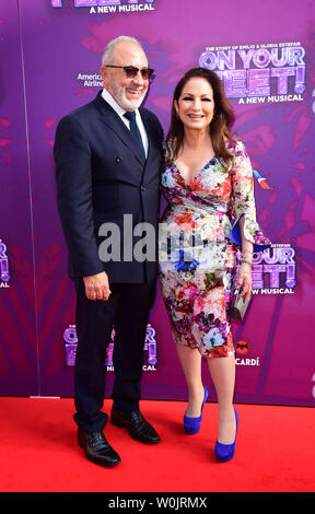 Gloria et Emilio Estefan arrivant pour la presse pour la nuit sur vos pieds ! Au London Coliseum, le centre de Londres. Banque D'Images