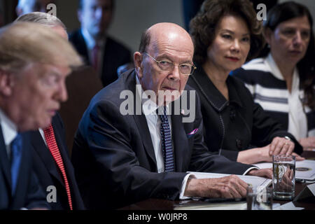 Secrétaire du Commerce, Wilbur Ross, regarde le Président Donald Trump fait des déclarations à la presse avant le début de sa réunion du cabinet à la Maison Blanche le 1 novembre 2017 à Washington, DC. Trump a pris la Républicaine à venir plan d'impôt ainsi que la récente attaque terroriste dans la ville de New York. Photo par Pete Marovich/UPI Banque D'Images