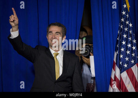 Gouverneure ou, Ralph Northam D-Va., arrive à prendre la parole lors de la partie officielle montre démocratique à l'Université George Mason à Fairfax, en Virginie, après des nouvelles d'un balayage de la Virginia Gouverneur, le lieutenant-gouverneur et le procureur général pour les courses les démocrates le 7 novembre 2017. Photo par Pete Marovich/UPI Banque D'Images