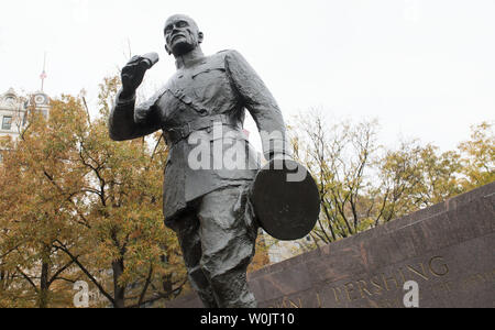 Une statue du général John Pershing est considéré à l'entente innovatrice pour la WWI Memorial à Washington, D.C. le 9 novembre 2017. Le mémorial, qui a été conçu par 25-year-old architecte Joseph Weishaar, sera construit et intégré dans l'actuel parc Pershing, nommé pour le général John Pershing, commandant en chef des forces américaines pendant la Première Guerre mondiale. Photo par Kevin Dietsch/UPI Banque D'Images