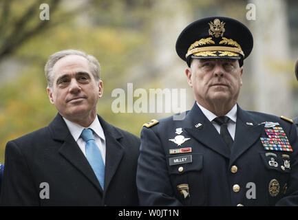 Anciens combattants Secrétaire David Shulkin (L) et Chef du personnel de l'Armée Le Général Mark Milley se tenir ensemble au cours de la cérémonie d'inauguration des travaux de la PREMIÈRE GUERRE MONDIALE, le Memorial à Washington, D.C. le 9 novembre 2017. Le mémorial sera construit et intégré dans l'actuel parc Pershing, nommé pour le général John Pershing, commandant en chef des forces américaines pendant la Première Guerre mondiale. Photo par Kevin Dietsch/UPI Banque D'Images