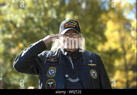 Spencher Scheer, un vétéran de la marine de l'opération Tempête du désert, rend hommage au cours d'une cérémonie de la Journée des anciens combattants au United States Naval Memorial le 10 novembre 2017 à Washington, D.C. Photo par Kevin Dietsch/UPI Banque D'Images