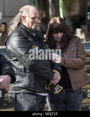 Spencher Scheer, un vétéran de la marine de l'opération Tempête du désert, et son épouse Bobby Hud, de Stafford, Virginie proie ensemble au cours d'une cérémonie de la Journée des anciens combattants au United States Naval Memorial le 10 novembre 2017 à Washington, D.C. Photo par Kevin Dietsch/UPI Banque D'Images