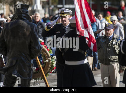 Le Contre-amiral Charles M. Rock, commandant de la région maritime de Washington, et a pris sa retraite Marine Master Chief Charles Baldwin militaires durant une cérémonie de dépôt de gerbes en l'honneur de la Journée des anciens combattants au United States Naval Memorial le 10 novembre 2017 à Washington, D.C. Photo par Kevin Dietsch/UPI Banque D'Images