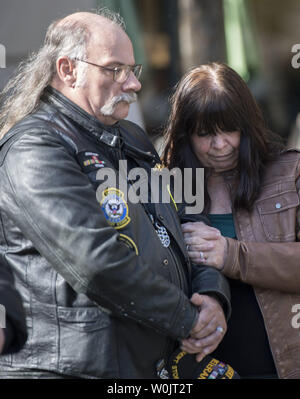 Spencher Scheer, un vétéran de la marine de l'opération Tempête du désert, et son épouse Bobby Hud, de Stafford, Virginie proie ensemble au cours d'une cérémonie de la Journée des anciens combattants au United States Naval Memorial le 10 novembre 2017 à Washington, D.C. Photo par Kevin Dietsch/UPI Banque D'Images