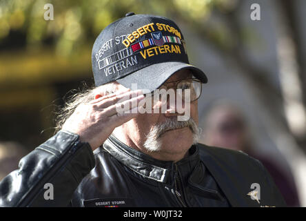 Spencher Scheer, un vétéran de la marine de l'opération Tempête du désert, rend hommage au cours d'une cérémonie de la Journée des anciens combattants au United States Naval Memorial le 10 novembre 2017 à Washington, D.C. Photo par Kevin Dietsch/UPI Banque D'Images