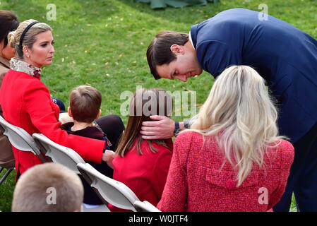 Le président Donald Trump's gendre Jared Kushner embrasse sa fille Arabella que son fils Joseph et sa femme Ivanka siéger par comme il arrive pour la cérémonie annuelle de dinde de Thanksgiving grâce accordée dans le jardin de roses à la Maison Blanche le 21 novembre 2017 à Washington, D.C. Président Trump gracié Drumstick qui, avec un autre triangle nommé va rejoindre passé gracié des dindes à Gobblers reste sur le campus de l'Université Virginia Tech. Photo par Kevin Dietsch/UPI.. Banque D'Images