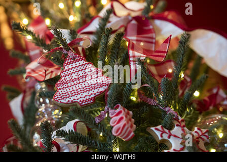 Des décorations de Noël sont vus sur un arbre de Noël dans la Salle Rouge au cours de la décoration media tour à la Maison Blanche le 27 novembre 2017 à Washington, D.C. Photo par Kevin Dietsch/UPI Banque D'Images