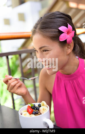 Bol d'Acai - fille consommer des aliments sains à l'extérieur. Woman enjoying acai acai berries bols fabriqués à partir de fruits et de l'extérieur pour le petit déjeuner. Banque D'Images