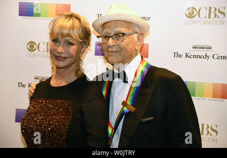 2017 Kennedy Centre Honoree plat écrivain Norman Lear (R), mieux connu pour les années 1970, "dans la famille", pose avec sa femme Lyn pour les photographes qu'ils arrivent pour le Kennedy Center Honors 2017 gala au Kennedy Center, le 3 décembre 2017, à Washington, DC. Les récompenses sont décernées chaque année sur cinq artistes pour leur l'ensemble de ses réalisations dans le domaine des arts et de la culture. Photo de Mike Theiler/UPI Banque D'Images